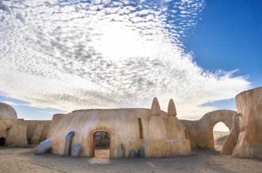 Chott el Jerid, Sahra Çölü, Nefta, TUNISIA - Şubat 04, 2009: Tatouine gezegeninden evler - Star Wars film seti.