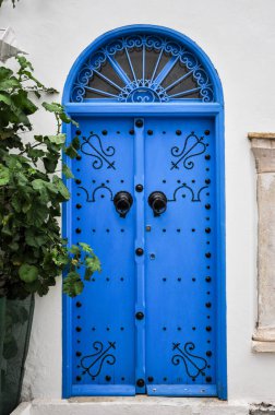 Sidi Bou Said, Tunus 'ta geleneksel boyanmış kapı.