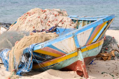 Hammamet, Tunus - 7 Şubat 2009: Tunuslu balıkçı tekneleri geleneksel renkleriyle sahilde.