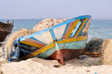 Hammamet, Tunus - 7 Şubat 2009: Tunuslu balıkçı tekneleri geleneksel renkleriyle sahilde.