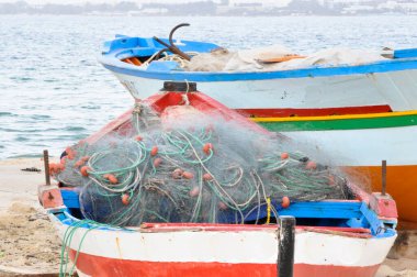 Hammamet, Tunus - 7 Şubat 2009: Tunuslu balıkçı tekneleri geleneksel renkleriyle sahilde.