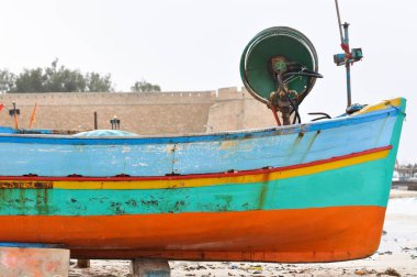 Hammamet, Tunus - 7 Şubat 2009: Tunuslu balıkçı tekneleri geleneksel renkleriyle sahilde.