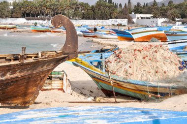 Hammamet, Tunus - 7 Şubat 2009: Tunuslu balıkçı tekneleri geleneksel renkleriyle sahilde.