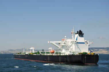 Denizde büyük bir tanker gemisi - (tüm markalar ve isimler kaldırıldı)