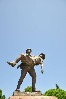 Çanakkale, Türkiye - 24 Haziran 2011: Yaralı bir ANZAC askeri taşıyan Türk askeri heykeli, Gelibolu, Çanakkale, (Çanakkale,),