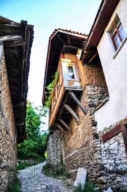 Bursa, Türkiye - 25 Haziran 2011: Uludağ Dağı eteğinde eski evleri olan 700 yaşındaki Osmanlı köyü. Cumalikizik, Bursa.