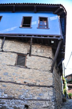 Bursa, Türkiye - 25 Haziran 2011: Uludağ Dağı eteğinde eski evleri olan 700 yaşındaki Osmanlı köyü. Cumalikizik, Bursa.