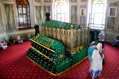Bursa, Türkiye - 25 Haziran 2011: Bursa 'da bir cami kompleksi olan EmirSultan Kompleksi' ndeki Emir Sultan Mezarı 'nı ziyaret edenler