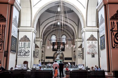 Bursa, Türkiye - 25 Haziran 2011: Bursa, Türkiye 'deki Ulu Cami Camii' nin iç manzarası. Büyük Cami, Bursa 'nın en büyük camii ve Osmanlı mimarisinin dönüm noktasıdır..