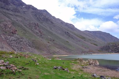 Bitlis, Türkiye - 21 Mayıs 2011: Nemrut krater gölü manzarası, Tatvan. Güzel mavi dağ gölü.