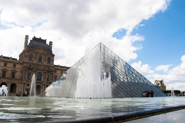 Paris Frankrike Juli 2010 Utsikt Över Pyramiden Och Fontänen Gården — Stockfoto