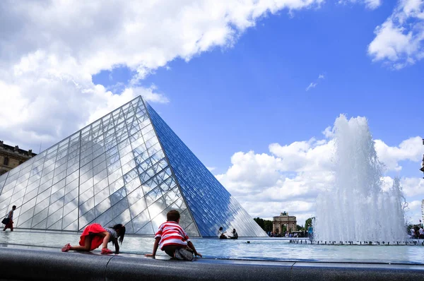 Paris Frankrike Juli 2010 Utsikt Över Pyramiden Och Fontänen Gården — Stockfoto