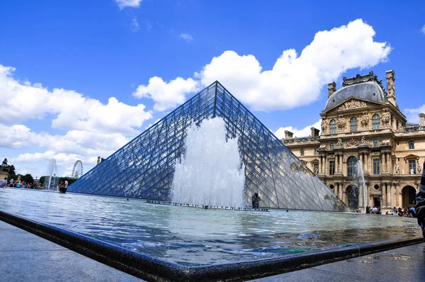 Paris Frankrike Juli 2010 Utsikt Över Pyramiden Och Fontänen Gården — Stockfoto