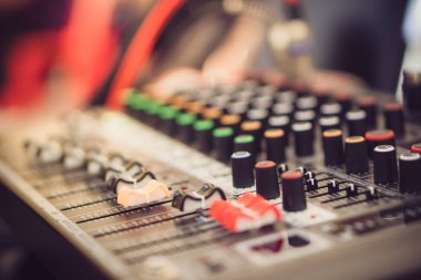 Bir profesyonel ses karıştırıcı ses karıştırıcı denetimi için ayarlama kolları. Seçici odak.