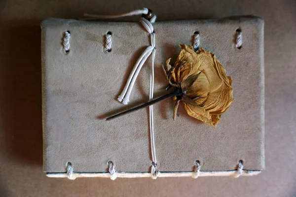 A szárított Sárga Rózsa és a régi handmade bőr notebook closeup toll toll — Stock Fotó