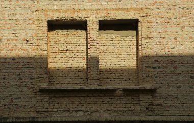Tuğla cephe sıva ile iki tuğla inşa windows olmadan.