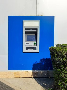 İnsanlar olmadan mavi duvar para ve diğer mali işlem çekilmesi için sokak ATM makinesi..