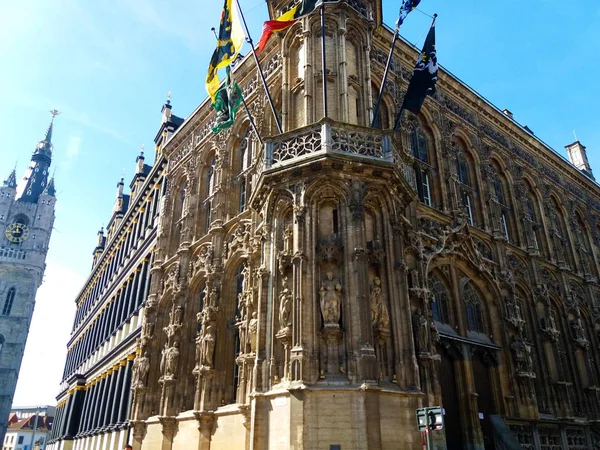 Architectonische fragmenten van het stadhuis van Gent. Gevel met gotische en Renaissance architectuur — Stockfoto