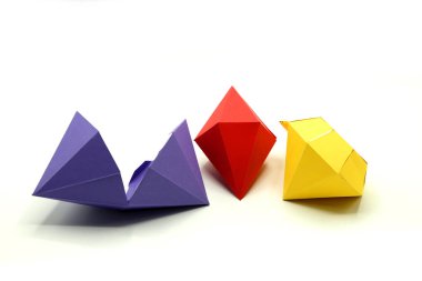 Geometrik şekiller renkli kağıttan kesilir ve beyaz arka plan üzerinde yukarıdan fotoğraflandı. Sekizgen Dipyramid geometri ağı. 3b şekil veya katı bir şekil oluşturmak için katlanabilir 2b şekil.