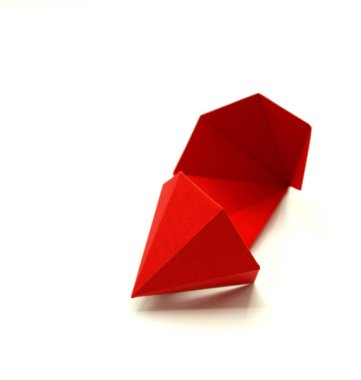 Geometrik şekil kağıttan kesilmiş ve beyaz arka plan üzerinde fotoğraflandı. Altıgen Dipyramid geometri ağı. 3 boyutlu bir şekil veya katı bir şekil oluşturmak için katlanabilir 2 boyutlu şekil.