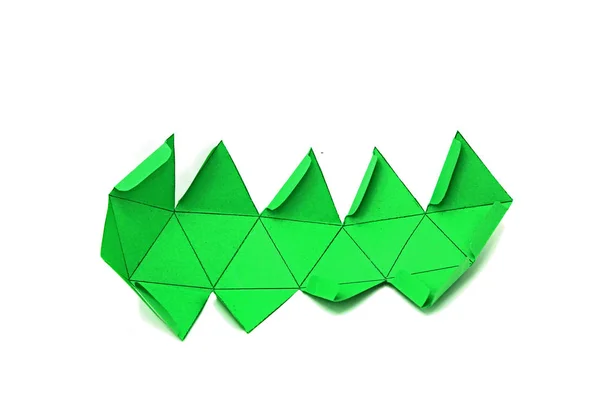 Forma geométrica cortada de papel y fotografiada sobre fondo blanco. Geometría neta de sólidos platónicos Icosaedro. Forma bidimensional que se puede plegar para formar una forma tridimensional o un sólido . — Foto de Stock