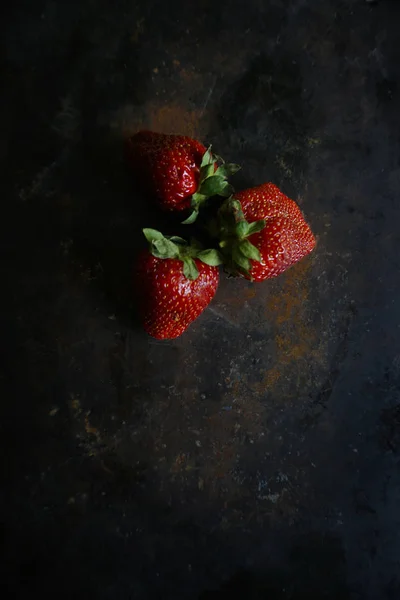 Ripe, red strawberries on a dark background . Top view with copy space — Stock Photo, Image