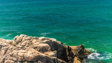 kayalar ve yeşil su