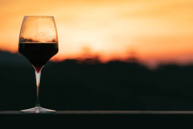 günbatımı üzerinde şarap