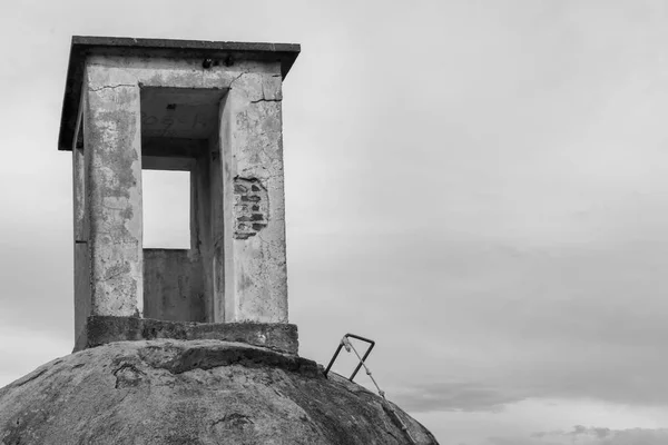 Velha Torre Vigia Abandonada Topo Uma Rocha — Fotografia de Stock