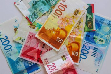 Beyaz arka planda farklı mezheplerden İsrail banknotları