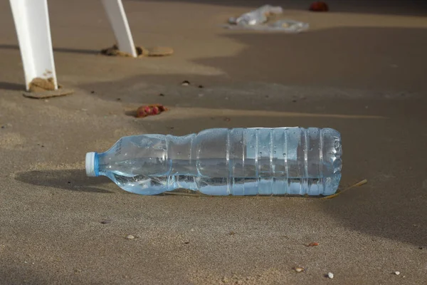 Plastic Fles Liggend Het Strand — Stockfoto
