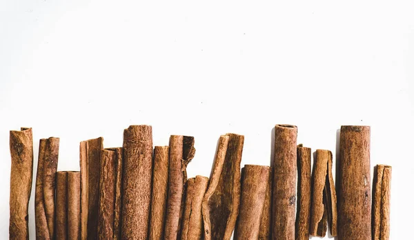 Cinnamon Sticks Lie Flat White Background Horizontal — Stock Photo, Image