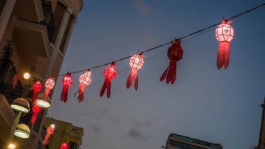  Çin el feneri çelenkleri Tel Aviv 'deki Vietnam mutfağı festivalinde