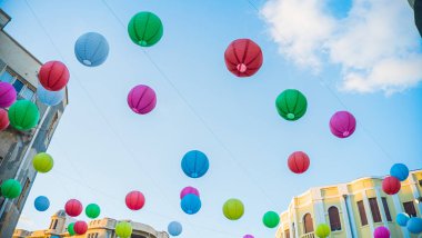 Gökyüzünde renkli Çin fenerleri