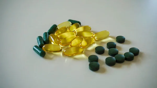 Sok Különböző Vitaminok Egészségügyi Fehér Alapon — Stock Fotó