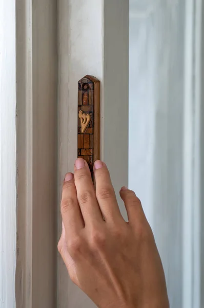 Het Meisje Raakt Het Joodse Symbool Mezuzah Aan Met Haar — Stockfoto