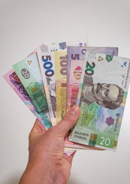 Bir adam elinde Ukraynaca notalar tutuyor.