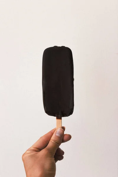 초콜릿 유약을 아이스크림 막대기에 — 스톡 사진