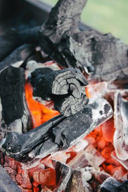  Kütükler ateşte yanıyor.