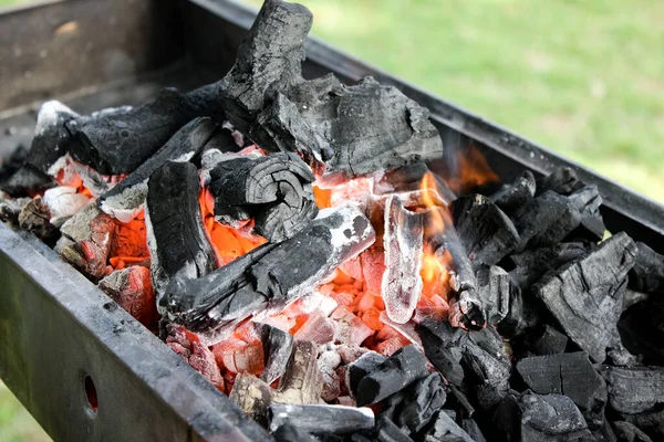 木炭烤架在燃烧 — 图库照片