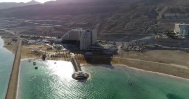 Ölü Deniz kıyısındaki tatil köyü ve otel