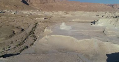 Ölü Deniz kıyısındaki çöl.