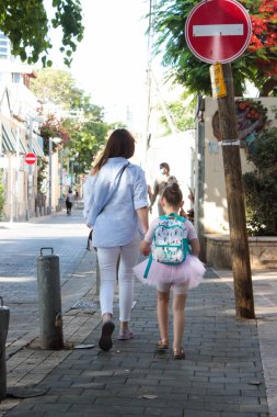 Tel Aviv / İsrail - 06.25.2020: Annem kızını bale sınıfına Suzanne Dellal Center 'a götürüyor