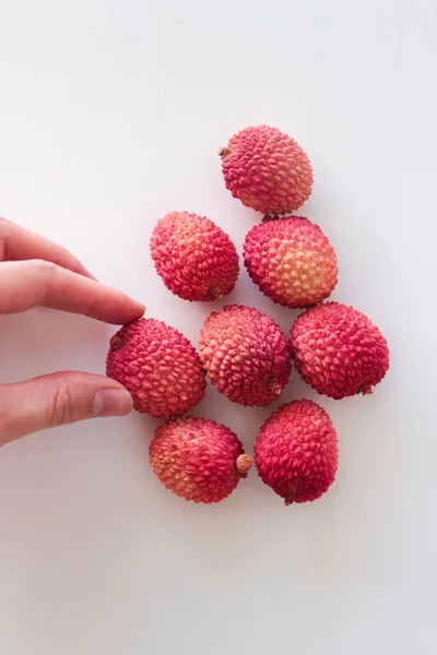 Una Ragazza Prende Frutto Litchi Con Mano Foto Stock