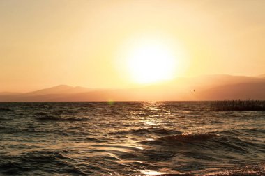 İsrail 'deki Golan Tepeleri ve Kinneret Gölü' nde gün batımının görüntüsü