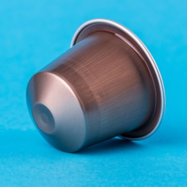 Kahverengi kapsül mavi bir arka plan üzerinde