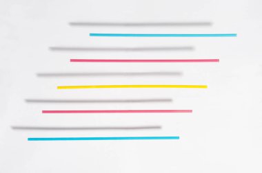 Beyaz bir arka plan üzerinde yüzen gölge ile renkli payet