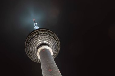 Berlin Almanya. Fernsehturm Tv Kulesi gece gümüş küre