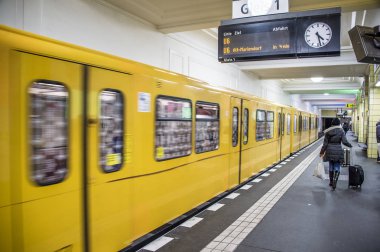 Berlin Almanya sarı U-bahn Friedrichstrasse Metro istasyonunda