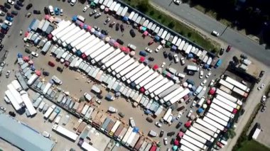 Üstten Görünüm araba pazarının. Helikopter ile çekim